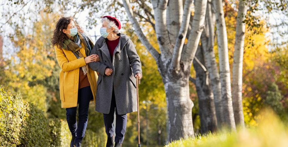 Mantelzorger en senior wandelen.jpg