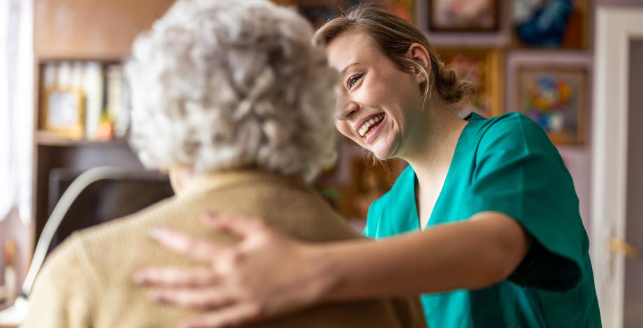 Zorgverlener met senior